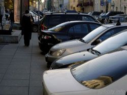 В Москве могут разрешить парковку на тротуаре