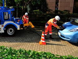 Японцы создали скорую помощь для севших электромобилей